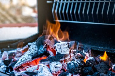 Barbeküyü pişirmek için hazırlıyorum.