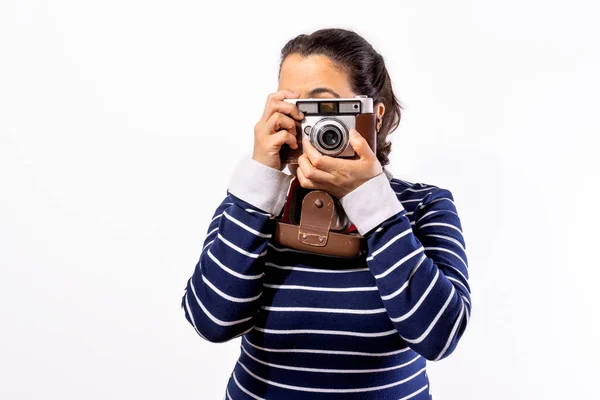 Câmera Retro Usado Por Mulher Jovem — Fotografia de Stock