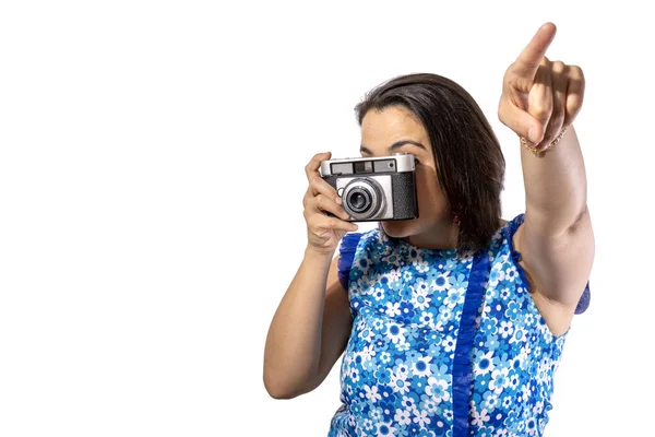Młoda Kobieta Trzymając Kamerę Retro — Zdjęcie stockowe