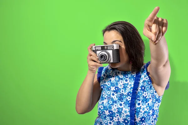 Jovem Segurando Uma Câmera Retro — Fotografia de Stock