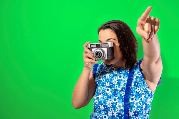 Jovem Segurando Uma Câmera Retro — Fotografia de Stock