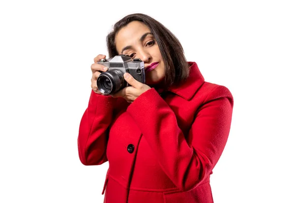 Menina Casaco Vermelho Usando Uma Câmera Antiga Fotografia Conceito — Fotografia de Stock