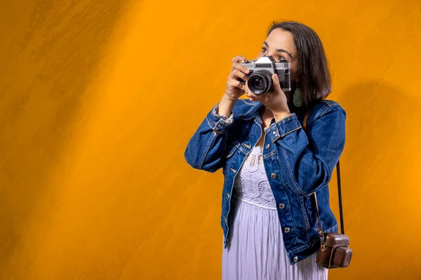 Tourist Girl Taking Pictures Her Retro Camera Travel Concept — Zdjęcie stockowe