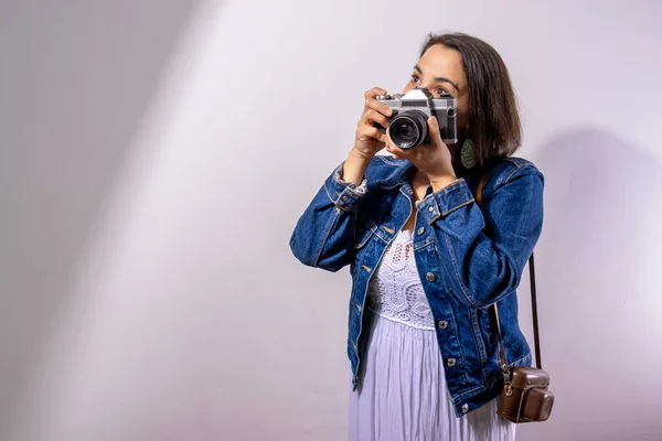 Tourist Girl Taking Pictures Her Retro Camera Travel Concept — Stock Photo, Image