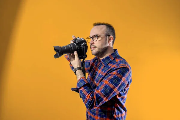 Fotógrafo Posando Como Modelo Com Sua Câmera — Fotografia de Stock