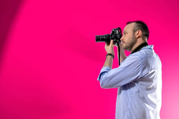 Photographer Posing Model His Camera — Zdjęcie stockowe