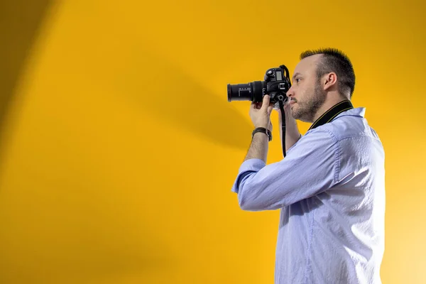 Fotógrafo Posando Como Modelo Com Sua Câmera — Fotografia de Stock
