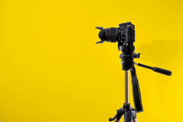 Dslr Camera Yellow Background — Zdjęcie stockowe