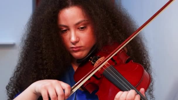 Girl Violinist Playing Violin Concert Home Concentrating — Vídeos de Stock