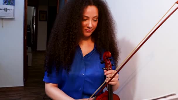 Girl Violinist Playing Violin Concert Home Musician Concept — Stockvideo