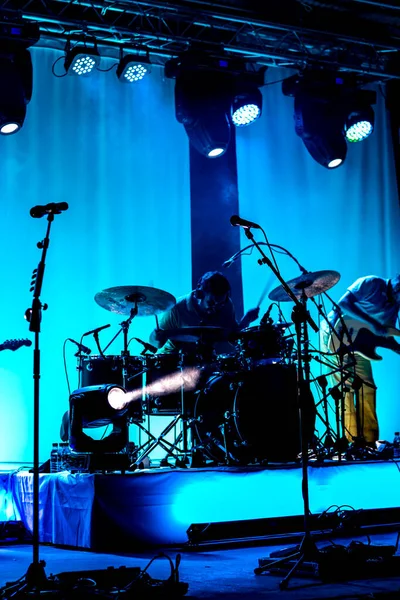 콘서트에서 드럼을 사용하는 독신주의 — 스톡 사진
