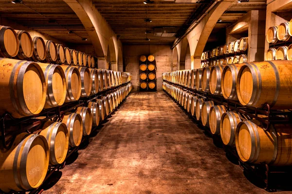 ワインセラーだ スペインのワイナリーでワイン樽 — ストック写真