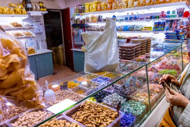 Şekerlemeler sergileniyor. İspanyol pazarında şeker ve fındık dükkanı.
