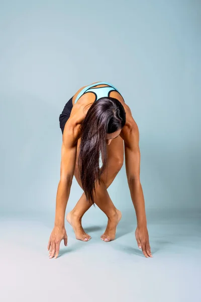 Treinador Ioga Feminino Realizando Seus Exercícios — Fotografia de Stock