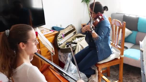 Violinistiska Och Cellistiska Flickor Övar Kvinnliga Musiker Studerar Och Praktiserar — Stockvideo