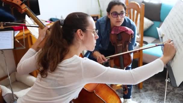 小提琴家和大提琴家女孩在练习 学习和从事新工作的女音乐家 — 图库视频影像