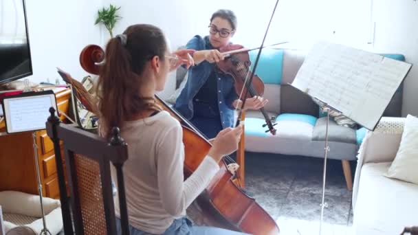 Violinista Violoncelista Meninas Praticando Mulheres Músicos Estudando Praticando Seu Novo — Vídeo de Stock
