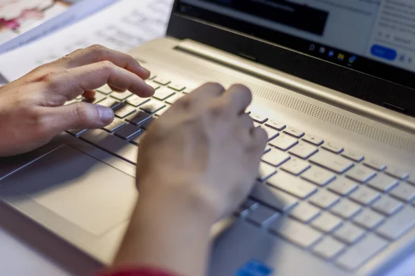 Vrouw Die Thuis Aan Haar Laptop Werkt — Stockfoto