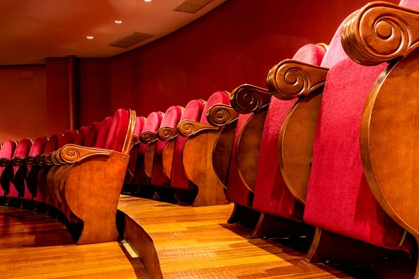 Assentos Teatro Assentos Antigos Renovados Madeira Veludo Maroon — Fotografia de Stock