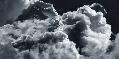 Siyah arkaplanda beyaz bulut.