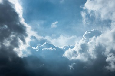 Mavi gökyüzünde beyaz kabarık bulutlar. Küçük bulutlarla mavi gökyüzü arkaplanı.