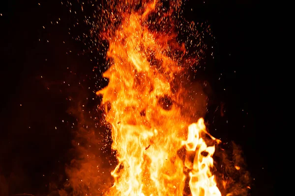 Палаючі Червоні Гарячі Іскри Піднімаються Великого Вогню Вночі Вогняне Полум — стокове фото