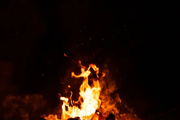 Płonące Czerwone Iskry Powstają Nocy Wielkiego Pożaru Ogień Iskrzy Tle — Zdjęcie stockowe