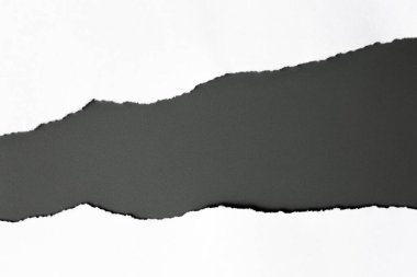 Siyah arka planda beyaz yırtık bir kağıt. koleksiyon kağıdı yırtılması