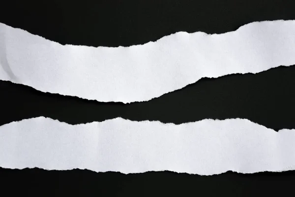 Bílý Roztržený Papír Černém Pozadí Trhlina Sběrného Papíru — Stock fotografie