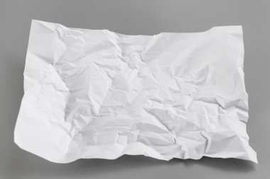 Siyah arkaplanda beyaz buruşuk kağıt