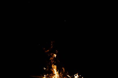 Siyah arka planda yangın alevleri. afiş arkaplanı için ateş patlaması dokusu.