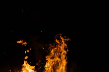 Siyah arka planda yangın alevleri. afiş arkaplanı için ateş patlaması dokusu.