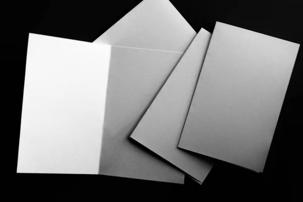 Papel Embrulho Branco Revista Brochura Isolado Mesa Preta Fundo Mutável — Fotografia de Stock