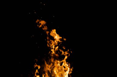 Siyah arka planda yangın alevleri. afiş arkaplanı için ateş patlaması dokusu.