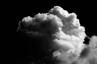 Siyah arka planda beyaz bulut. Geniş gökyüzü ve kara bulutlar.