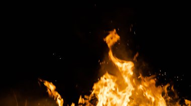 Yangın alevleri siyah arkaplanda izole edildi.