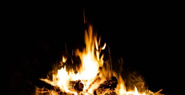 alevler siyah arkaplanda