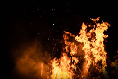 Siyah arka planda yangın alevleri. afiş arkaplanı için ateş patlaması dokusu.