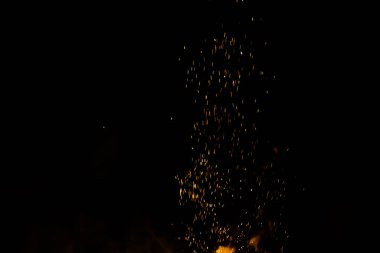 alevler siyah arkaplanda