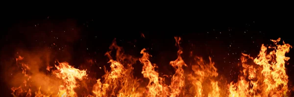 Centelhas Quentes Vermelhas Chamas Surgem Grande Incêndio Durante Noite Fogo — Fotografia de Stock