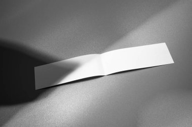 Boş portre mock-up kağıt. gri, değiştirilebilir arka plan izole broşür dergi / beyaz kağıt izole gri üzerine