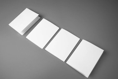 Boş portre mock-up kağıt. gri, değiştirilebilir arka plan izole broşür dergi / beyaz kağıt izole gri üzerine