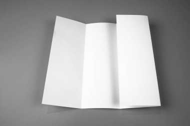 Boş portre mock-up kağıt. gri, değiştirilebilir arka plan izole broşür dergi / beyaz kağıt izole gri üzerine