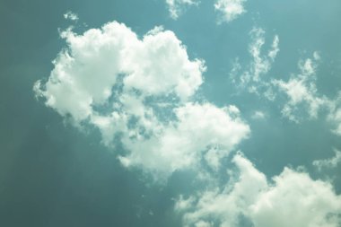 Mavi gökyüzünde beyaz kabarık bulutlar. Küçük bulutlarla mavi gökyüzü arkaplanı.