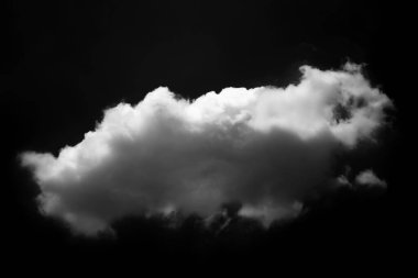 Siyah arka planda beyaz bulut. Geniş gökyüzü ve kara bulutlar.