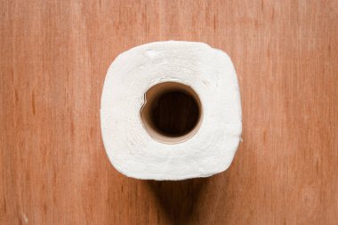 Ahşap arka planda beyaz doku.