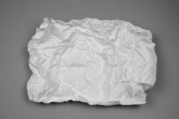 灰色の背景に白のしわくちゃの紙 — ストック写真