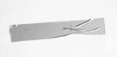 Beyaz arka planda gri kasetler. Yırtık yatay ve farklı boyutlarda gri yapışkan bant, yapışkan parçalar..