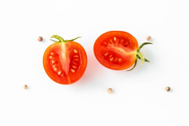 Beyaz arka planda domates. Lycopersicon esculentum.