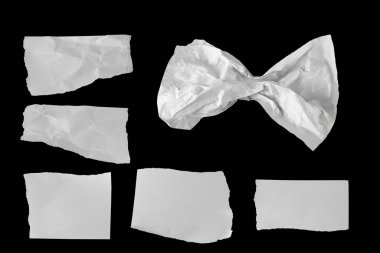 Siyah arka planda beyaz yırtık bir kağıt. koleksiyon kağıdı yırtılması